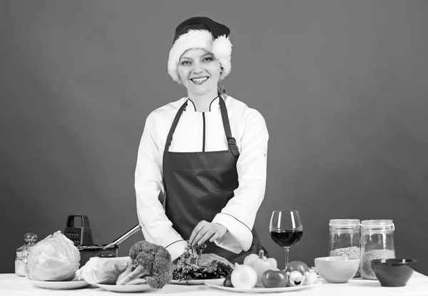 Vrouw chef-kok koken kerstdiner dragen kerstman hoed. Feestelijke menuconcept. De beste kerstrecepten. Geniet van makkelijke ideeën voor feestjes en vakantiediners. Kerstmenu. Kerstdiner ideeën — Stockfoto