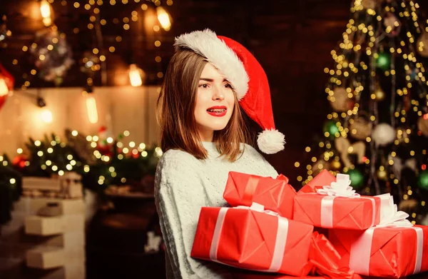 산타 부인이 집에서 크리스마스를 축하하고 있어. 크리스마스 전날 밤에 여자 산타가 모자를 썼어요. 섹시 한 소녀의 붉은 입술은 많은 크리스마스 선물을 가지고 있다. 누군가에게 마법이 생명을 불어넣어 주는 거야. 아늑 한 크리스마스 분위기 — 스톡 사진