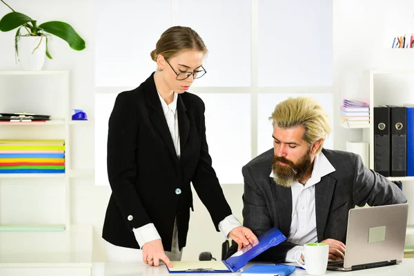 Pareja de negocios trabajando. Un par en la oficina. Distribuir obligaciones y organizar el equipo de trabajo. Director gerente jefe. Informe de negocios. Negocios exitosos. Hombre y mujer. Construir carrera. Secretario de oficina — Foto de Stock