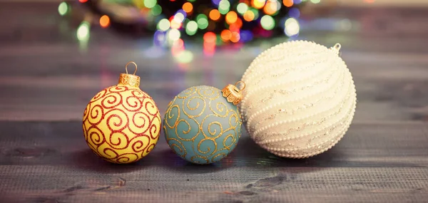 Varias decoraciones navideñas. Decoración de bolas de Navidad en superficie de madera azul. Concepto de vacaciones de invierno. El símbolo del nuevo año y las fiestas navideñas. Decora el árbol de Navidad con juguetes tradicionales —  Fotos de Stock