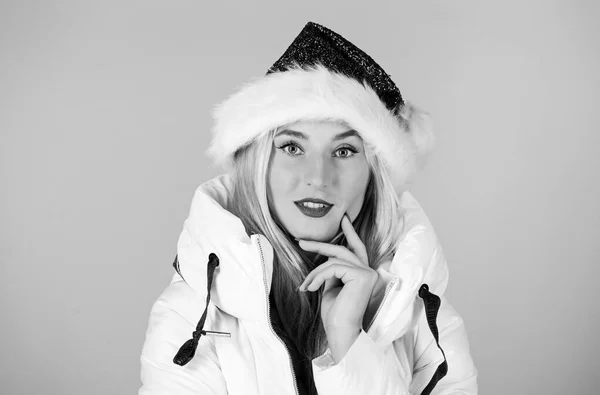 Chaqueta blanca. Esperando los días de Navidad helados. Chica llevar chaqueta blanca y sombrero de santa. La chaqueta tiene un aislamiento adicional y un ajuste ligeramente más largo para proteger su cuerpo del clima invernal agudo. Santa niña —  Fotos de Stock