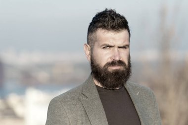 Hippi, uzun sakallı yakışıklı, çekici bir adam. Berber kuaför salonu. Uzun sakallı bir adam. Taze saç kesimi. Bıyıklı, mavi gökyüzü geçmişi olan sakallı bir hippi. Sakal tımar rehberi