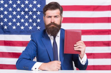 Amerikan anayasal özgürlüklerini destekleyen yakışıklı avukat, hukuki danışmanlık kavramı.