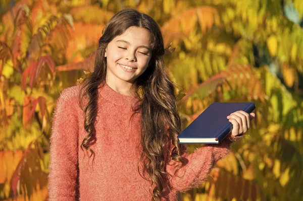문학의 기본 개념입니다. 어린 자녀들은 가을 공원에서 배우는 것을 좋아 합니다. 책으로 공부하는아이. 계속 공부 해. 어린 소녀는 가을에 책을 읽는다. 어린아이들은 가을 잎을 즐겨 읽는다 — 스톡 사진