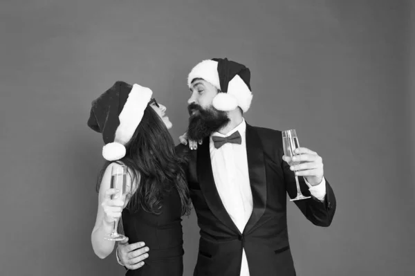 Spumante. Festa in ufficio. Cerimonia di visita evento festa. Un paio di party aziendali pronti. Festeggiamenti ufficiali. Felice anno nuovo. Barbuto signore indossare abito elegante ragazza smoking. Buon Natale a tutti. — Foto Stock