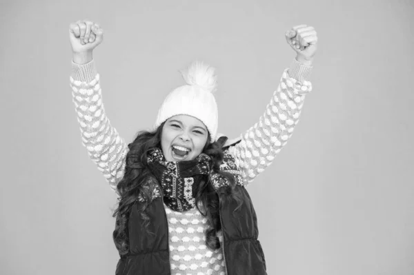 Me siento bien. Un chico exitoso. Manténgase alerta y con estilo. Días fríos de invierno. Tiempo de vacaciones. Mantente activo durante la temporada. Los niños usan ropa de abrigo de punto. Vibras de invierno. Moda callejera juvenil. Diversión de invierno — Foto de Stock