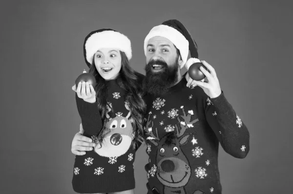 Weihnachtliche Tradition. Vater umarmt kleine Tochter. Kleine Kinder mit Papa feiern Weihnachten. Schöne Familie. Heilige Weihnachten. Inspiriert zum Feiern. Glückliche Menschen. Konzept für Winterdekoration — Stockfoto