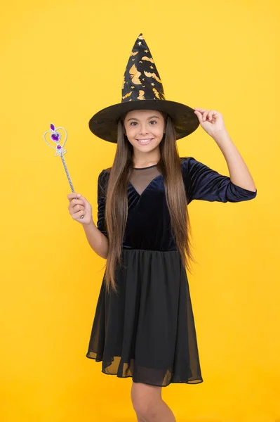 Šťastný čarodějnice dospívající dívka s kouzelnou hůlkou nosit kostým čaroděje na halloween party, halloween — Stock fotografie