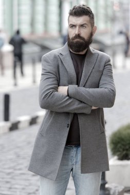 Şık sakal ve bıyık sonbahar ve kış mevsimi. Sakallı hippi adam şık bir palto. Sakallı ve havalı. Berber ipuçları sakal bırakır. Hipster görünümü. Sakal ve berber konsepti