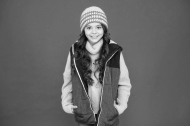 İyi hissediyorum. Kış hava tahmini. Sıkı giyin. Çocuklar için moda. Eşleşen aksesuar seç. Aksesuar dükkanı. Kış aksesuarı. Parlak aksesuar. Örgü şapkalı küçük sevimli kız.