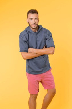 Aktif yaşam tarzı için kıyafet. Aktif kalmak için yumuşak tekstilden yapılmış rahat giysiler seçin. Aktif rahatlık için rahat bir kıyafet. Erkek atletik görünüş gençlik için şık kıyafetler giyer.