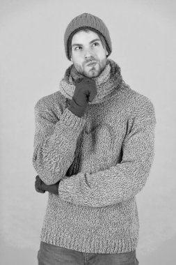 Bugün hava nasıl? Adam kalın kıyafetler giyiyor. Erkek örgü modası. Erkekler kumaş ve aksesuar örer. erkek mavi arka plan. Zavallı evsiz adam. Düşünen adam kışın üşüdüğünü hisseder. Grip yok