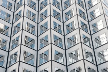 Pencerenin çelik mavi arka planına geniş açı ve panoramik bakış açısı