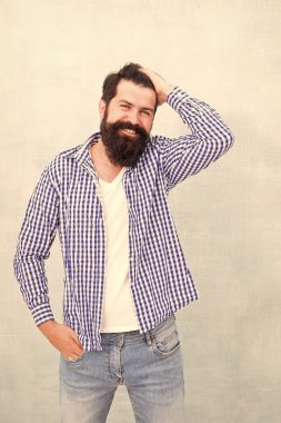 Sakal ve berber konsepti. Berber dükkanı modeli konsepti. Sakallı ve mutlu. Sakallı hippi sakallı adam. Berber ipuçları sakal bırakır. Güzel sakal ve bıyık bakımı. Hipster görünümü