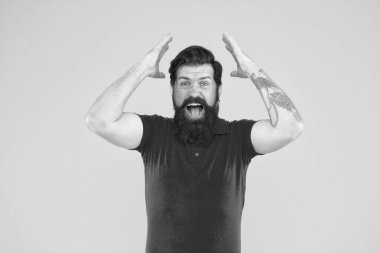 Çılgınca. Çılgın hippi ağzını sarı arka planda tutar. Çılgın bakışlı sakallı adam. Umutsuzluğu ve hüsranı işaret ediyor. Kumar ve bahis. Oyun delisi.