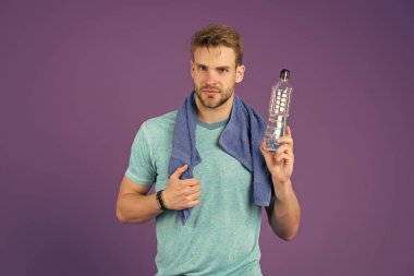 Su dengesi. İçinde temiz su olan bir şişe. Spor şişesi. Tamamen vücut suyu. Günde en az 2 litre sıvı. Yeterince sıvı içebilirim. Seksi sporcu adam susadı. Yetişkinlerin günlük su ihtiyacı