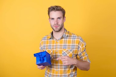 Bu senin için. Tatil hediyesi. Kıvırcık saçlı modacı şaşırdı. Kara Cuma ve siber pazartesi. Yakışıklı genç adam hediye kutusunu tutuyor. Neşeli adam alışverişe gidiyor. Arkadaş canlısı erkek tezgahtar