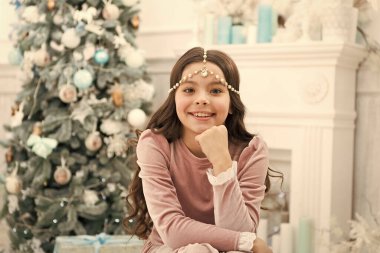 Görünüşüne biraz şenlik pırıltısı ekle. Mutlu çocuk Noel arifesinde saç süsü takar. Yeni yıl süsü ve süsü. Tatil evi süsü ve dekorasyonu. Noel ağacına göz alıcı bir süs asın.