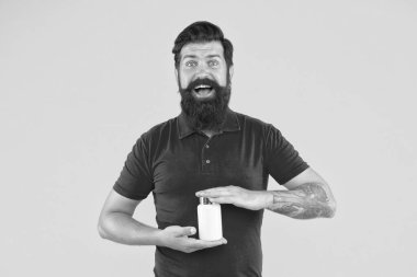 Yüksek kaliteli bakım. Vahşi sakallı adam vitamini tutar. İlaç hapları ve ilaçlar. Biyolojik vitamin kompleksi. Mutlu hipster. Sağlıklı yaşam tarzı ve insanların konsepti. Besin takviyesi. Kavanozda erkek güzellik ürünü