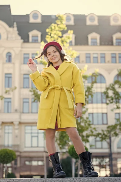 Stereo sesi. Sonbahar çocuk kıyafetleri müziğin tadını çıkarıyor. Müzik dinleyen küçük kız en sevdiği şarkının tadını çıkarıyor. Sadece iyi titreşimler. Harika bir ses. Kulaklık takan şehir geçmişi olan bir kız.