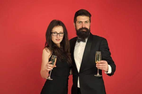 彼らの愛を祝う。お祝いの機会だ。愛のカップルスパークリングワインを飲む。魅力的な女性ひげを生やした男が眼鏡を上げる。家族はバレンタインデーを祝います。ロマンチックな関係だ。愛の概念 — ストック写真