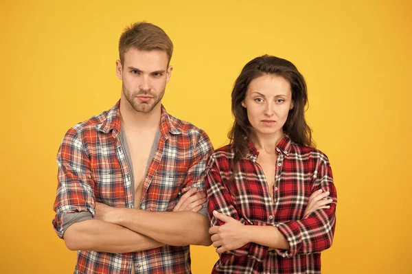 Begreppet lagarbete. seriös man och självsäker kvinna med korsade händer. Vi är ett bra team. Ett köttsligt partnerskap. Vem är huvudpersonen? Country musik koncept. hipsterpar med korsade händer — Stockfoto