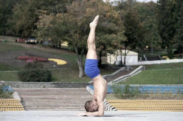 Sportowiec uprawiający jogę asanas w parku — Zdjęcie stockowe