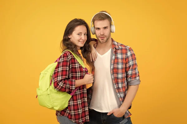 Die Jugend ist Vorreiter bei modischen Ideen. Hipster-Paar Studenten. Modische Studenten paaren gelben Hintergrund. Modernes Paar in passenden Outfits. Family Look Konzept. Einkaufstag. Trendsetter — Stockfoto