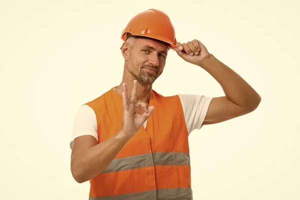 Gut gemacht. Aufgeregter Elektriker zeigt ok Geste. gutaussehender Servicearbeiter, isoliert auf weiß. Asphaltarbeiter auf der Baustelle. einfach perfekt. Positiver Mann mit Helm. Klempner ist Arbeiter in der Wasserversorgung — Stockfoto