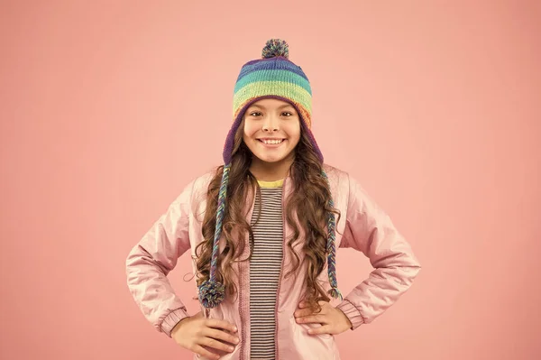 Veel plezier. Kleine meisjes wintermuts. warme kleding voor het koude seizoen. vrolijk kind roze achtergrond. Kindermode en winkelen. trendy meisje lacht. klaar voor winteractiviteit. herfst stijl. gelukkige jeugd — Stockfoto