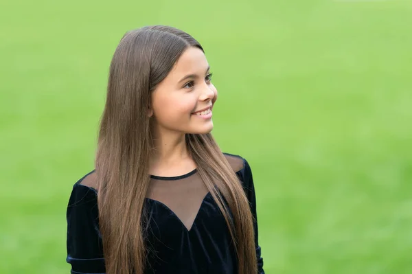 Criança feliz usar cabelos longos morena com beleza olhar verde grama verão ao ar livre, futuro, espaço de cópia — Fotografia de Stock