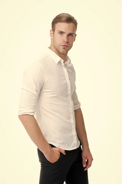 Bonito e atraente. Bonito homem isolado em branco. O tipo elegante está bonito. Mens a preparar-se. Moda e estilo. Confiante e bonito — Fotografia de Stock