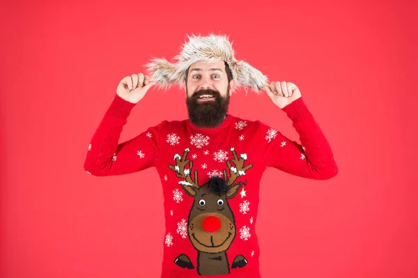 Vous rendre plus confortable. nouvel an vacances. Joyeux Noël. mode masculine d'hiver. se sentir confortable par tous les temps. porter des vêtements chauds en saison froide. heureux hipster avec barbe dans le pull préféré — Photo