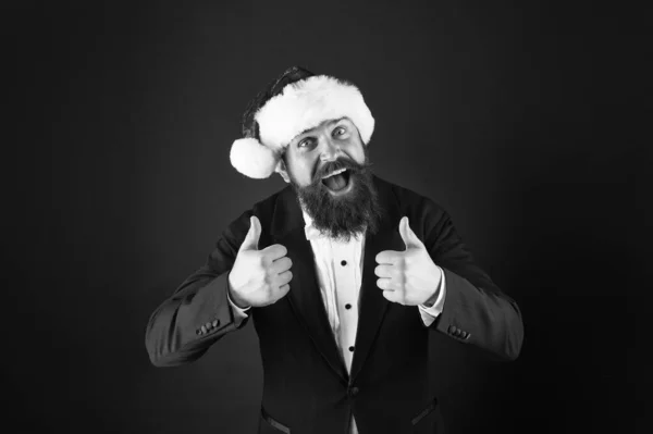 Alegre humor. Felicidad y alegría. Fiesta de Navidad corporativa. Hombre barbudo hipster usar sombrero de santa. Concepto de espíritu navideño. El manager celebra el año nuevo. Fiesta de Navidad. Ideas de vacaciones corporativas —  Fotos de Stock