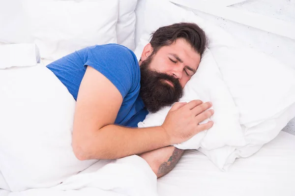 Mañana tranquila. temprano por la mañana. conseguir el resto que tu cuerpo necesita. La cama es muy cómoda. pacífico macho maduro relajante. hombre barbudo durmiendo en la cama. chico somnoliento relajarse en el dormitorio — Foto de Stock