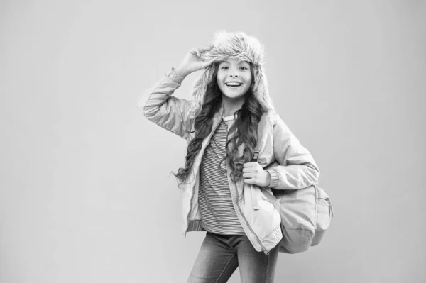 Schoolgirl ρούχα δρόμο με χαριτωμένο τσάντα. Σχέδιο ταξιδιού και αποσκευών. Χρήσιμη τσάντα. Χειμερινές διακοπές. Κορίτσι μοντέρνα τσάντα μεταφοράς cutie. Χίπστερ στυλ. Μοντέρνο σακίδιο για καθημερινή ζωή. Εφηβική μόδα — Φωτογραφία Αρχείου