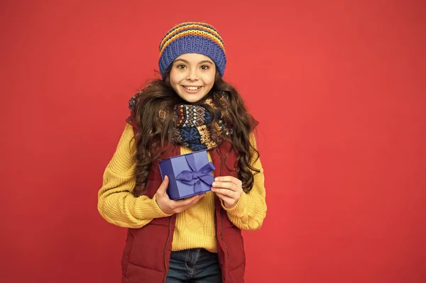 Välj några vintergåvor till dig själv. Önskelista. Jag känner mig tacksam. Helgsäsong. Lycklig barndom. Julklappar och souvenirer. Vinterlov. Glad unge i vinter outfit röd bakgrund — Stockfoto