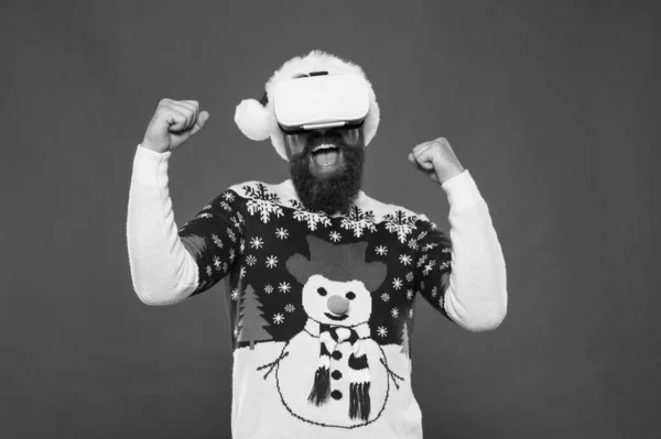 Realizzazione virtuale. L'anno prossimo. Sviluppo delle tecnologie. Vita virtuale. L'uomo celebra il Natale dispositivo di realtà virtuale. Recensione gadget. Techno blogger. Barbuto hipster gioco vr. Buon Natale a tutti. — Foto Stock