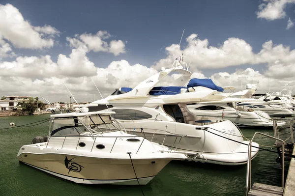 Yachts en baie avec ciel nuageux — Photo