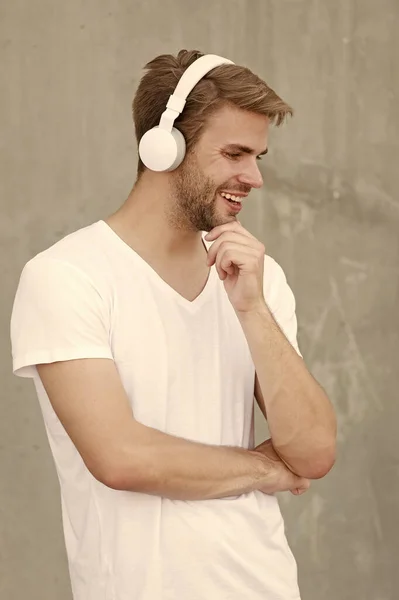 Audio divertido. El tipo feliz escucha el audio en los auriculares. Hombre guapo disfrutar del aprendizaje de audio. Curso de audio. Experiencia auditiva. Nueva tecnología. La vida moderna. Es audiófilo. — Foto de Stock