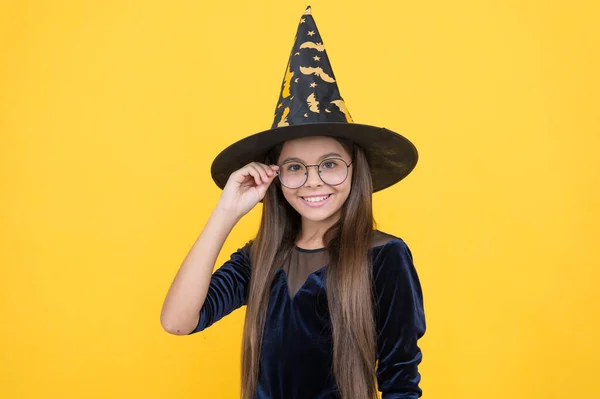 Halloween teen ragazza in cappello da strega e occhiali sembrano allievo della scuola mago, felice Halloween — Foto Stock