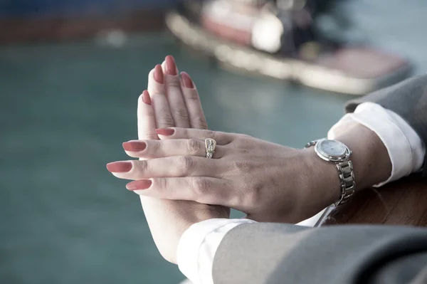 Elegantes mãos femininas com manicure vermelho — Fotografia de Stock