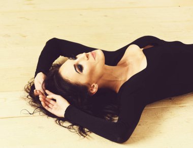 Siyah elbiseli seksi kız.