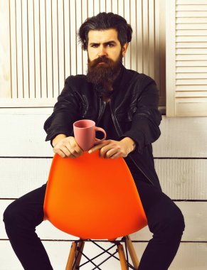 Kafkasyalı vahşi hippi elinde bardak ya da kupa tutuyordu.