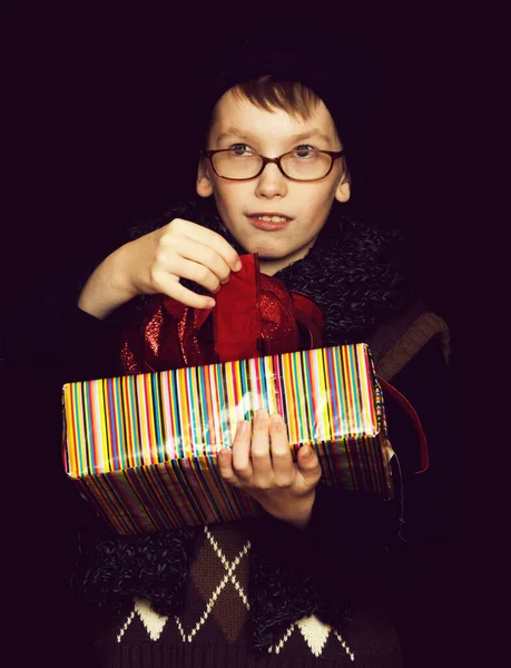 Garçon geek avec boîte cadeau — Photo