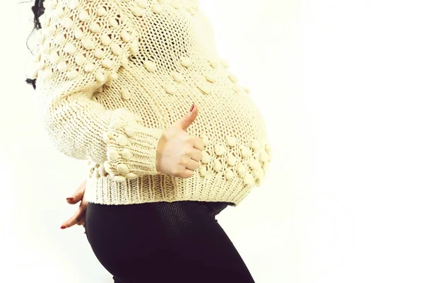 Mãos femininas de mulher grávida mostrando fresco — Fotografia de Stock