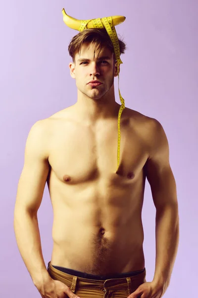 Idea de control de peso: hombre y plátano con cinta para medir — Foto de Stock