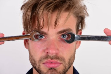 Bakım ve onarım konsepti. Detayları düzeltmek ve sıkmak için anahtar araçları