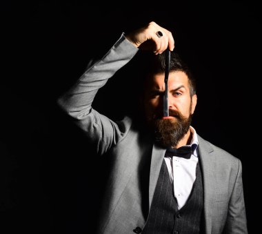 Resmi takım elbiseli maço sakal tıraşı olur. Uzun sakallı adam