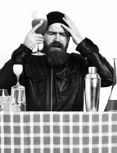 Brutale blanke hipster met alcoholische drank of verse cocktail — Stockfoto